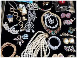 How to clean fake jewelry? What are the tips and methods to clean the artificial/fake jewelry?